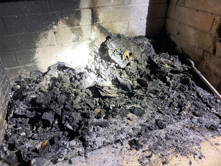 Verbrannter Abfall im Kamin